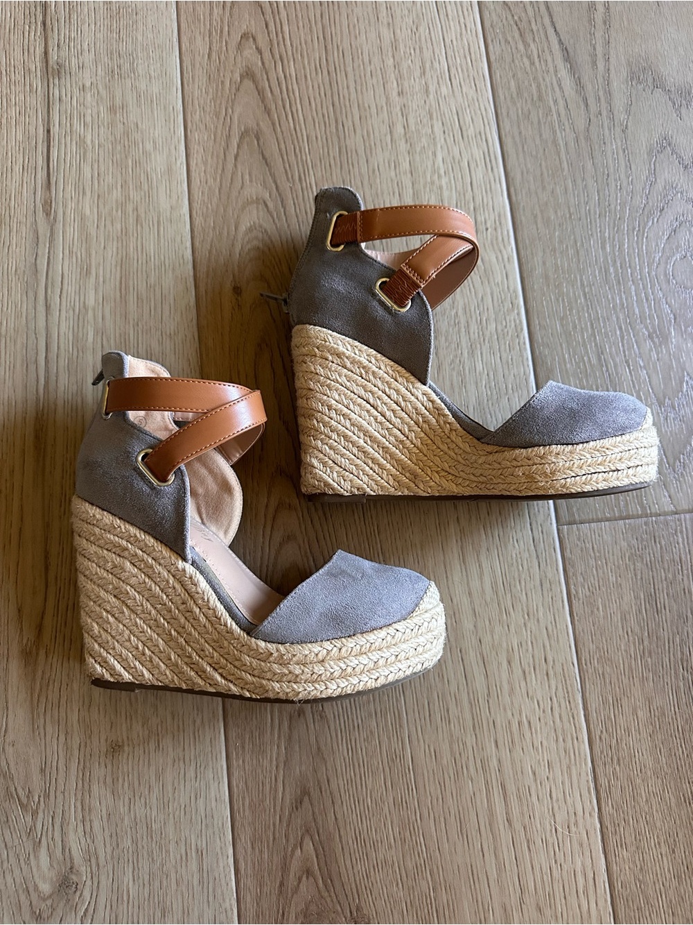 ⭐️LAST CHANCE⭐️ Cap Toe Suede Espadrille Wedges in Light Gray & Tan Size 5 - Picture 7 of 12